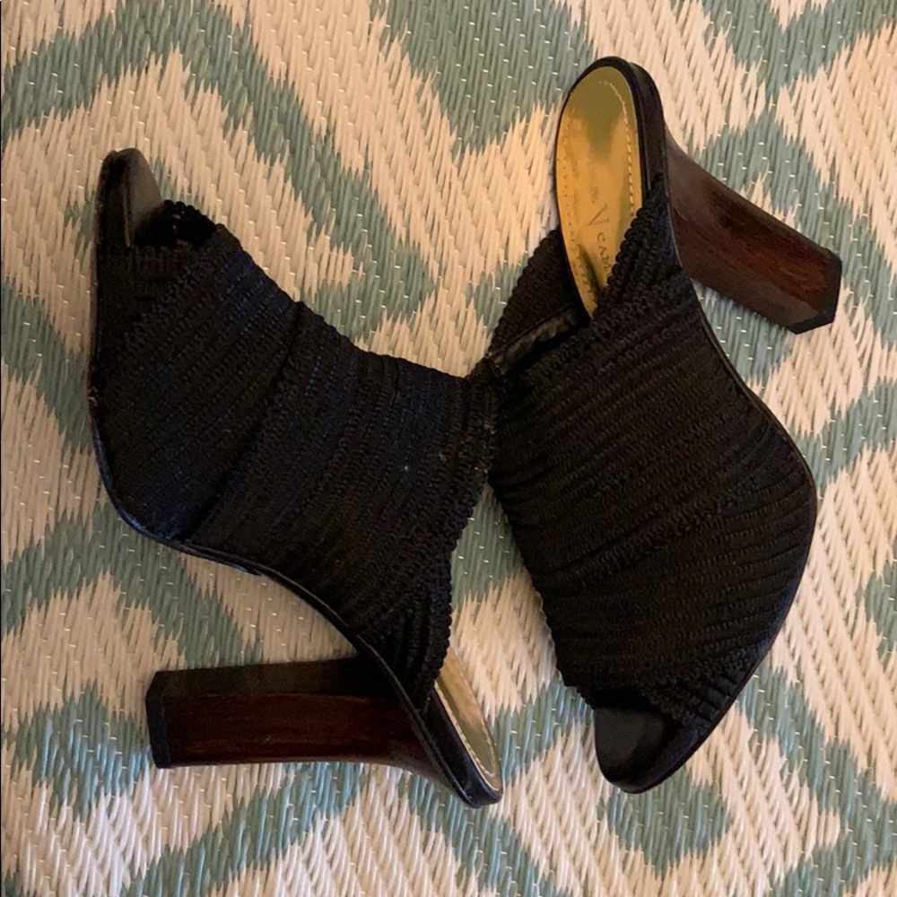 Black stretch straw pumps